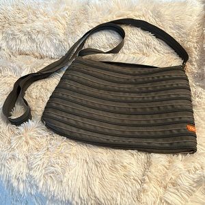 Zip-it cross body olive green